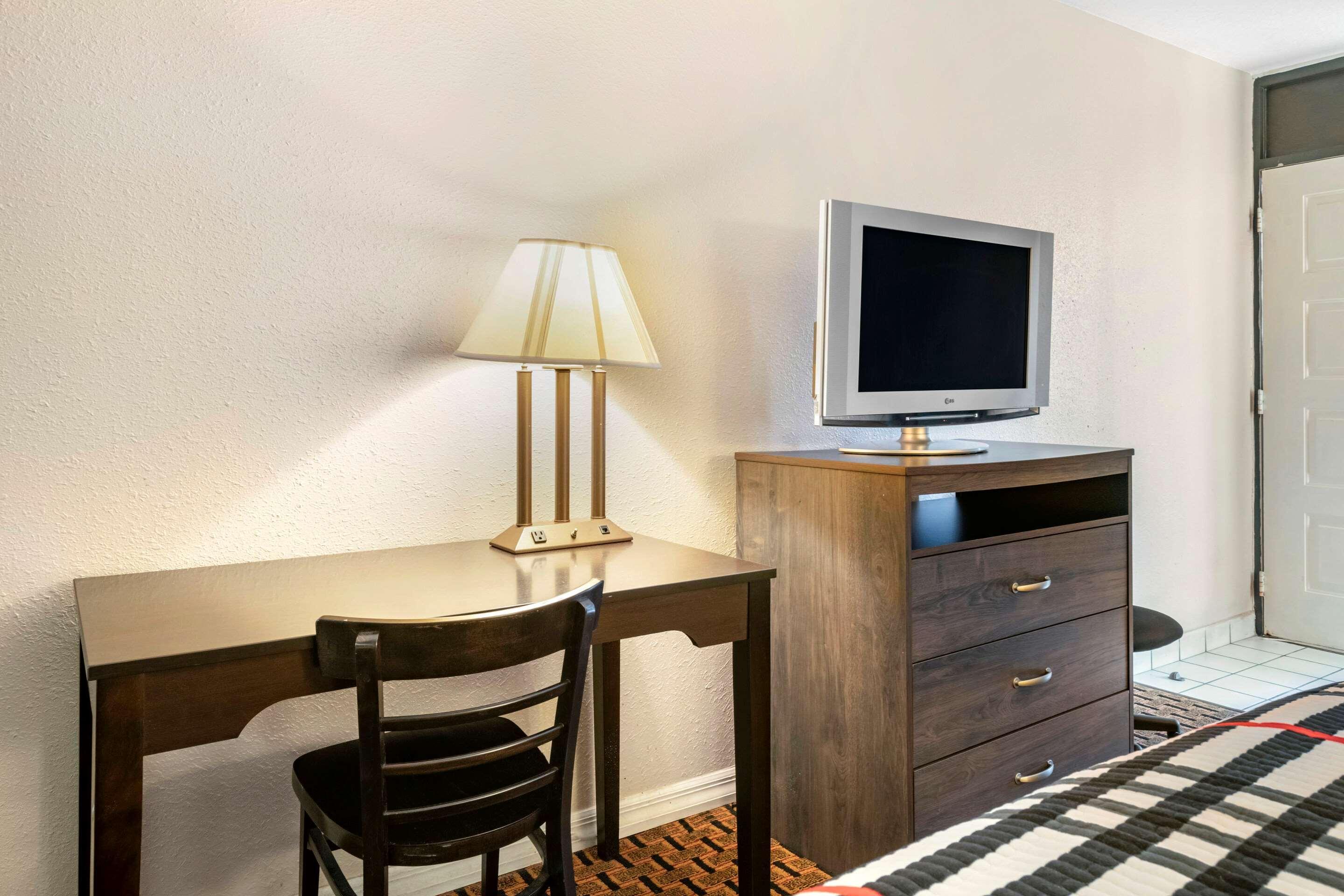 Rodeway Inn Нью-Порт-Ричи Экстерьер фото