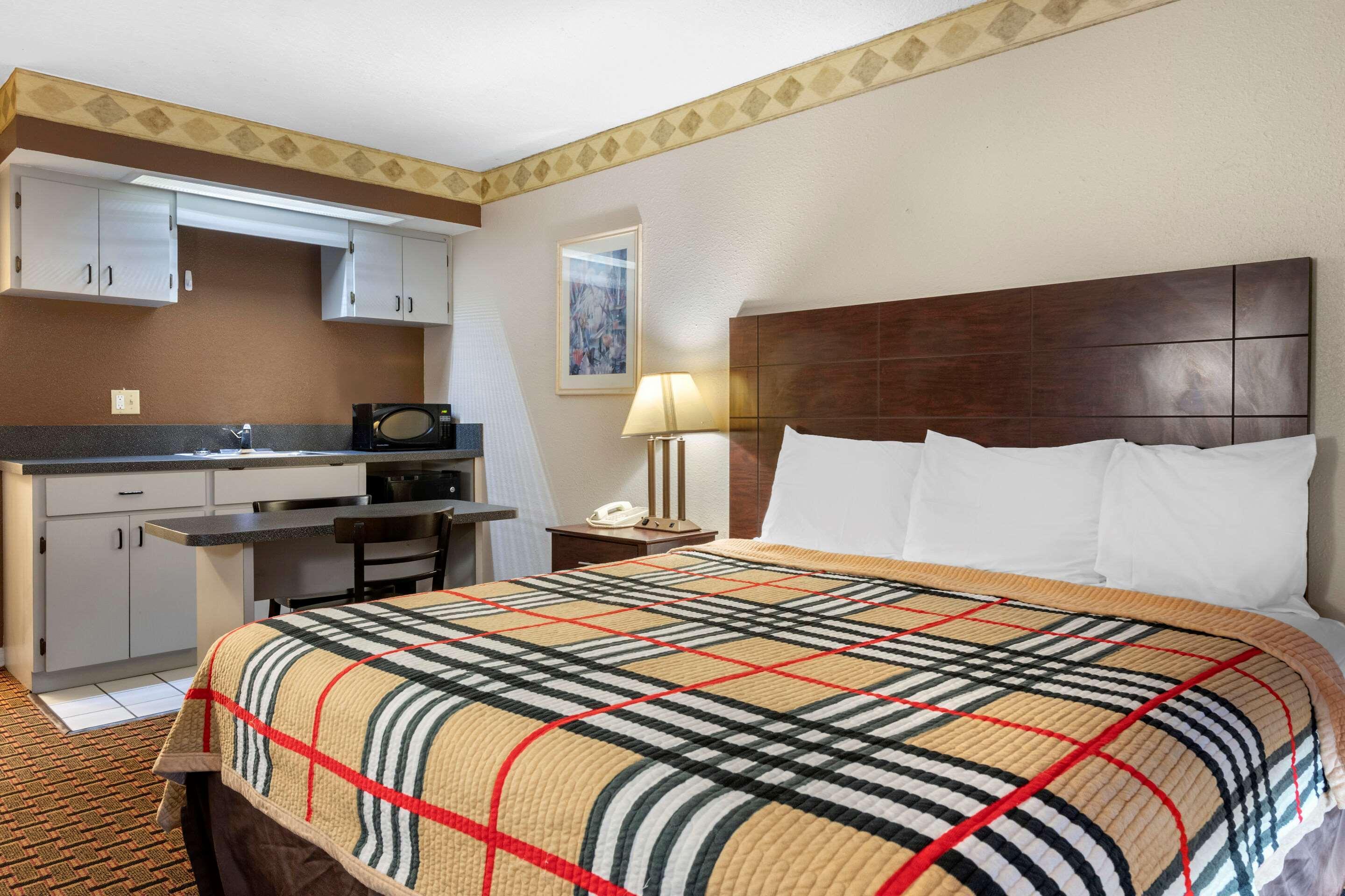Rodeway Inn Нью-Порт-Ричи Экстерьер фото