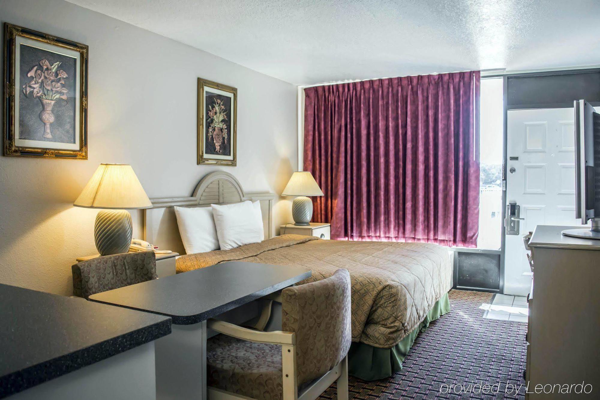 Rodeway Inn Нью-Порт-Ричи Экстерьер фото